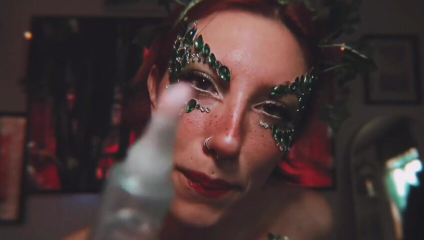 Elle Marz | Poison Ivy wants a kiss