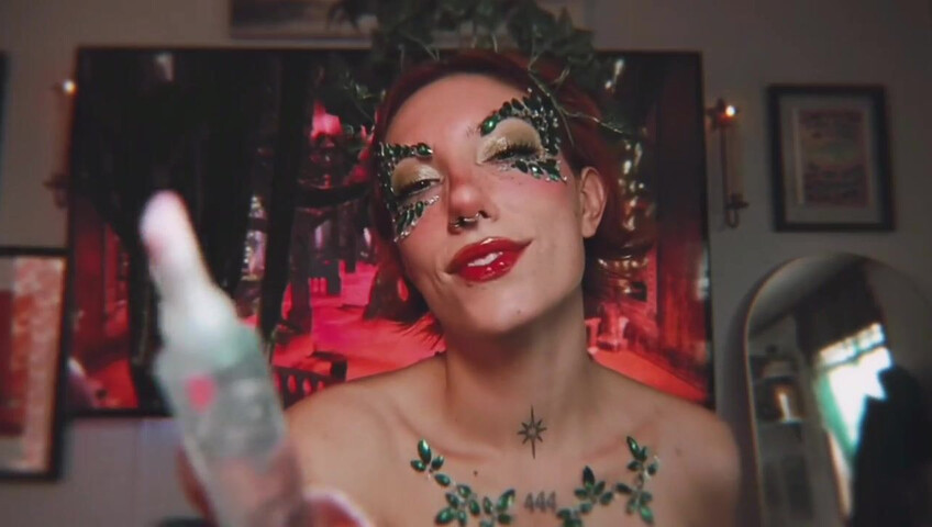 Elle Marz | Poison Ivy wants a kiss