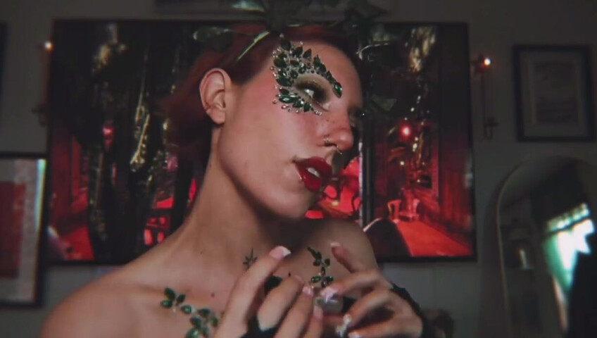 Elle Marz | Poison Ivy wants a kiss