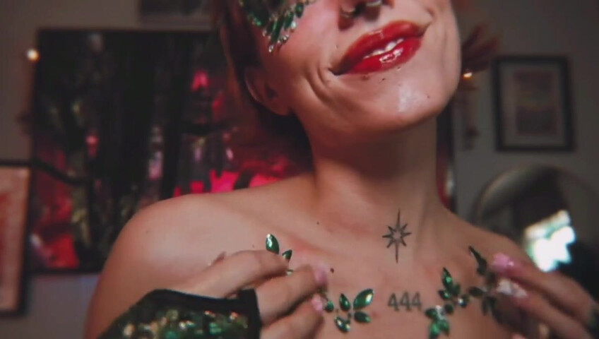 Elle Marz | Poison Ivy wants a kiss