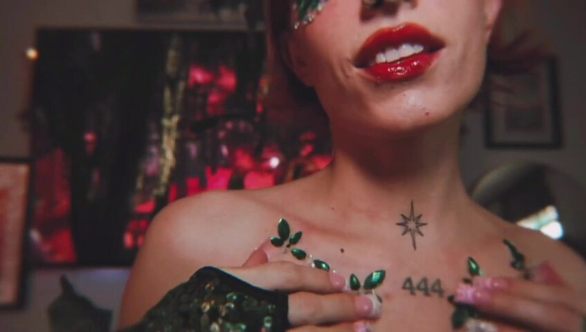 Elle Marz | Poison Ivy wants a kiss