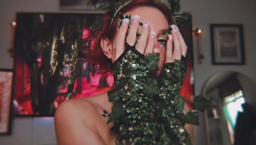 Elle Marz | Poison Ivy wants a kiss