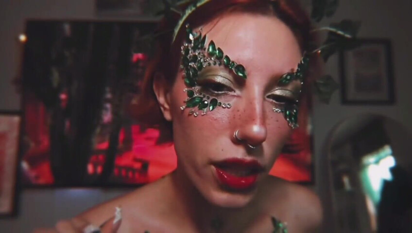 Elle Marz | Poison Ivy wants a kiss