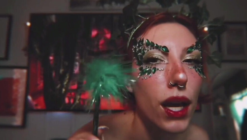 Elle Marz | Poison Ivy wants a kiss