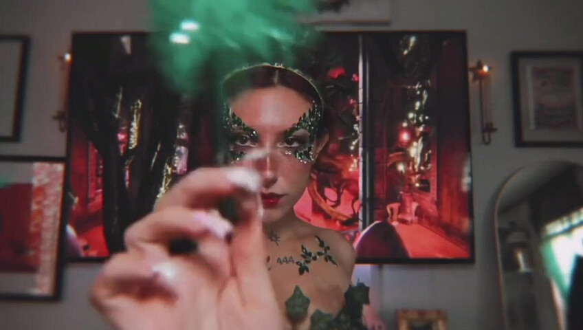 Elle Marz | Poison Ivy wants a kiss