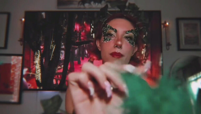 Elle Marz | Poison Ivy wants a kiss