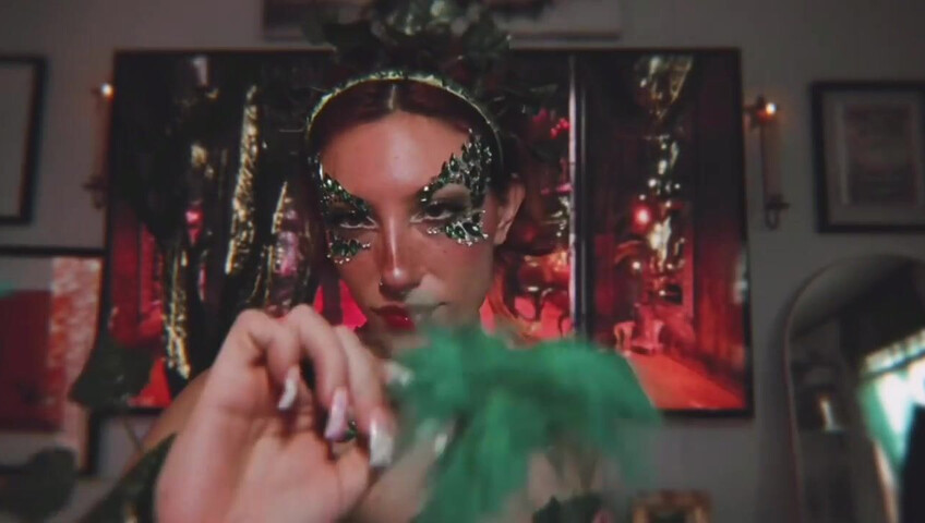 Elle Marz | Poison Ivy wants a kiss