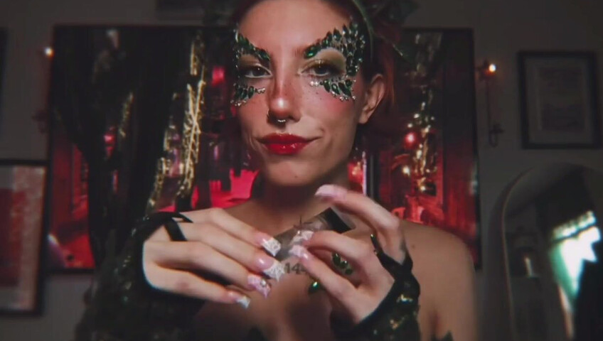 Elle Marz | Poison Ivy wants a kiss