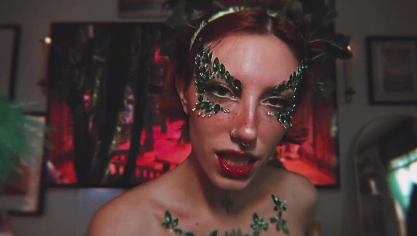 Elle Marz | Poison Ivy wants a kiss