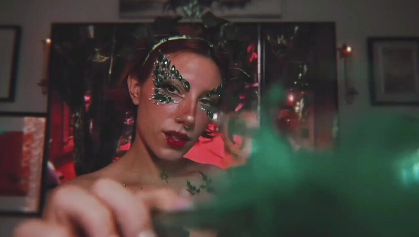 Elle Marz | Poison Ivy wants a kiss