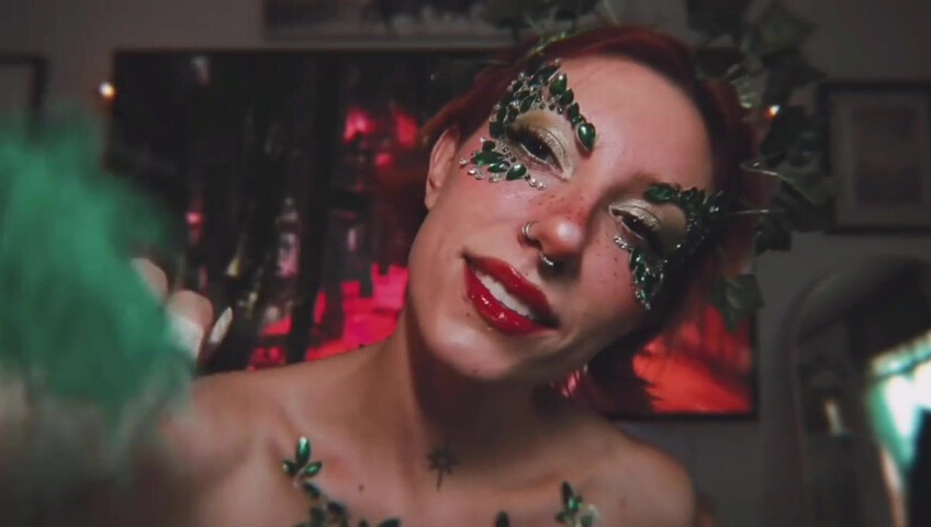 Elle Marz | Poison Ivy wants a kiss