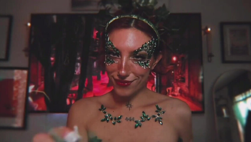 Elle Marz | Poison Ivy wants a kiss