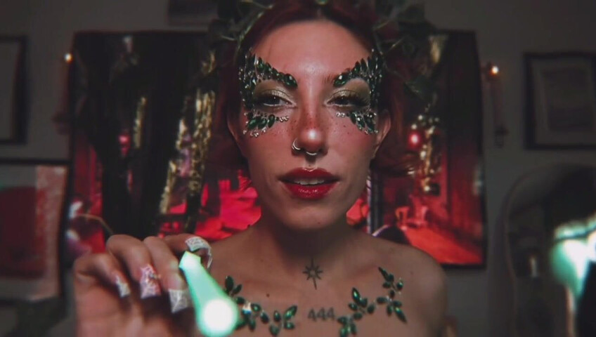 Elle Marz | Poison Ivy wants a kiss