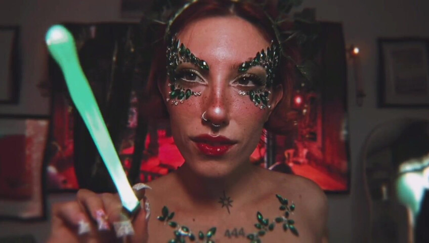 Elle Marz | Poison Ivy wants a kiss