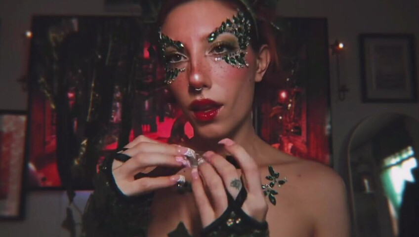 Elle Marz | Poison Ivy wants a kiss