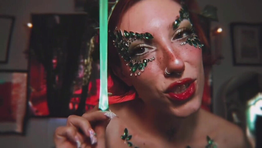 Elle Marz | Poison Ivy wants a kiss