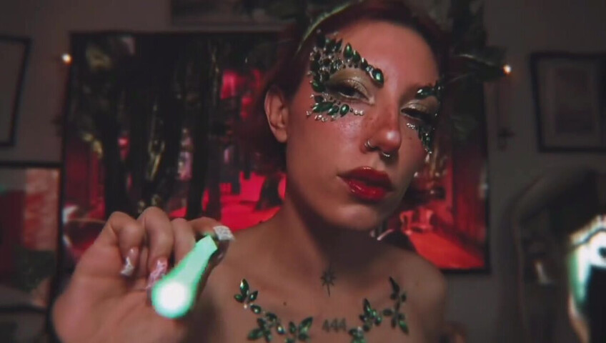 Elle Marz | Poison Ivy wants a kiss