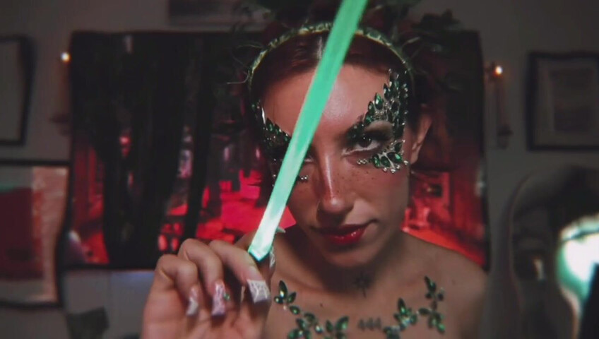 Elle Marz | Poison Ivy wants a kiss