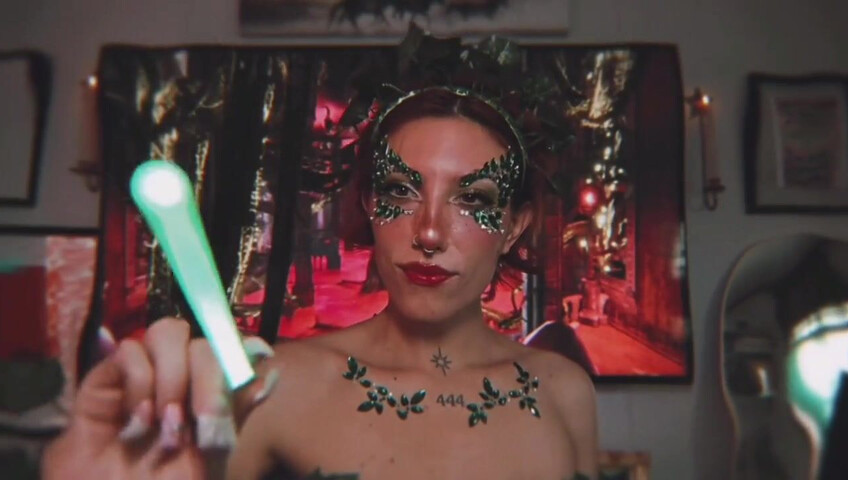 Elle Marz | Poison Ivy wants a kiss