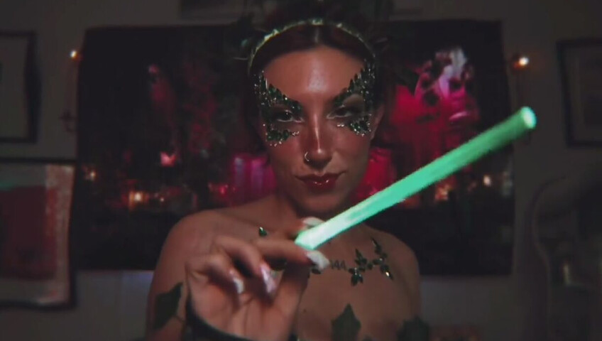 Elle Marz | Poison Ivy wants a kiss