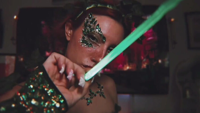 Elle Marz | Poison Ivy wants a kiss