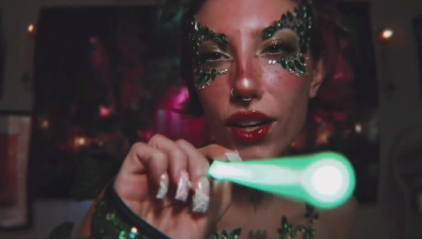 Elle Marz | Poison Ivy wants a kiss