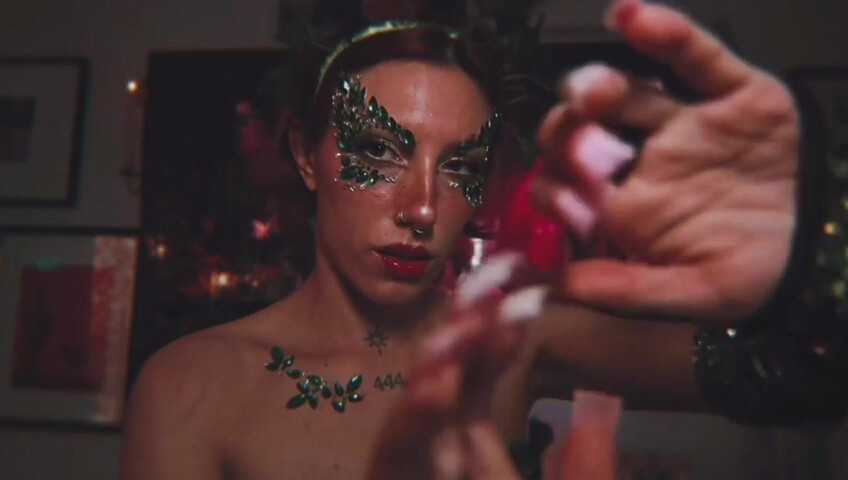 Elle Marz | Poison Ivy wants a kiss