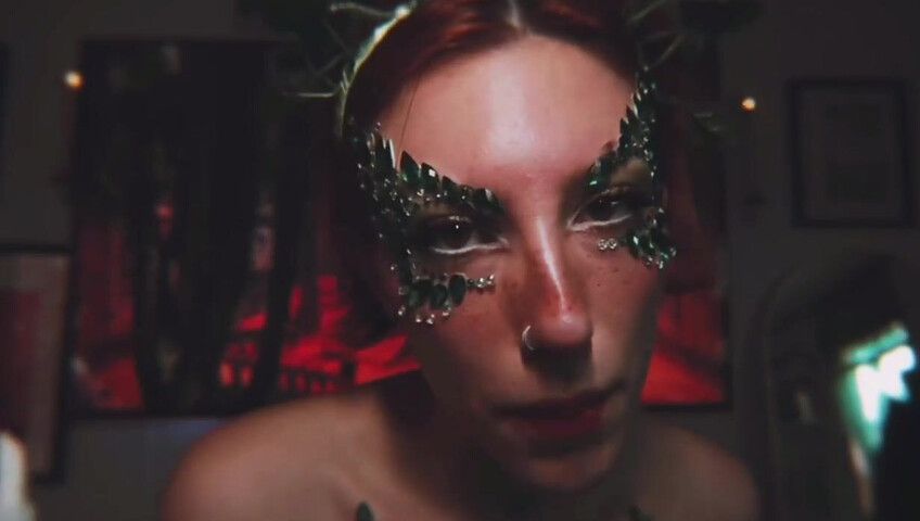 Elle Marz | Poison Ivy wants a kiss