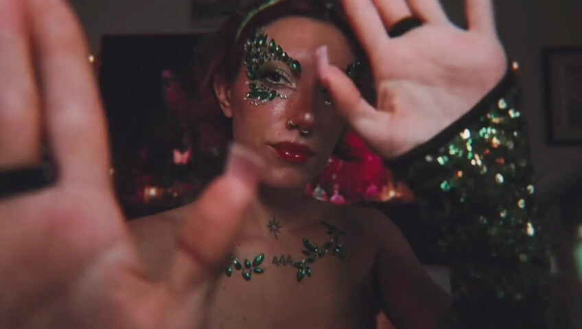 Elle Marz | Poison Ivy wants a kiss