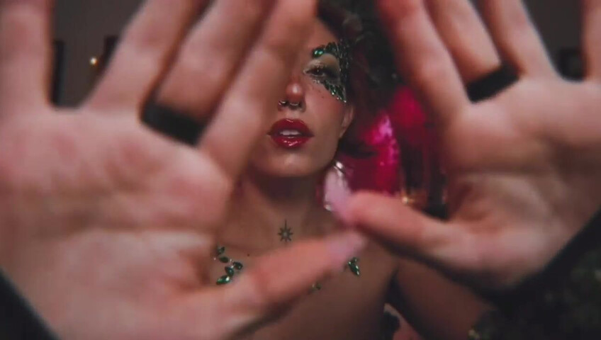 Elle Marz | Poison Ivy wants a kiss