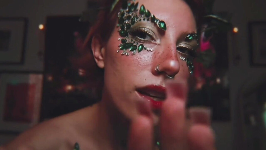 Elle Marz | Poison Ivy wants a kiss
