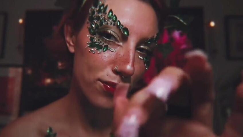 Elle Marz | Poison Ivy wants a kiss