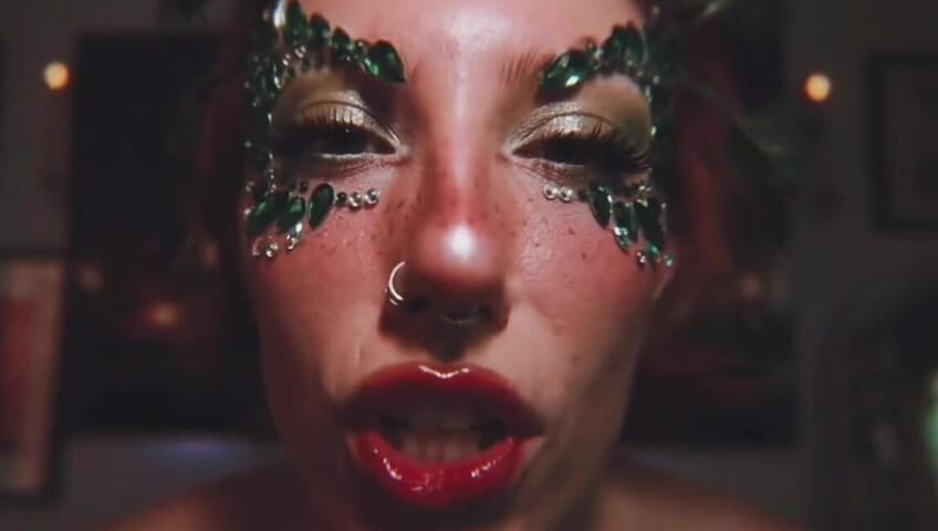 Elle Marz | Poison Ivy wants a kiss