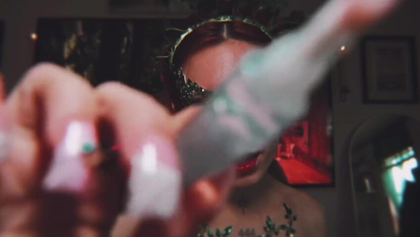 Elle Marz | Poison Ivy wants a kiss