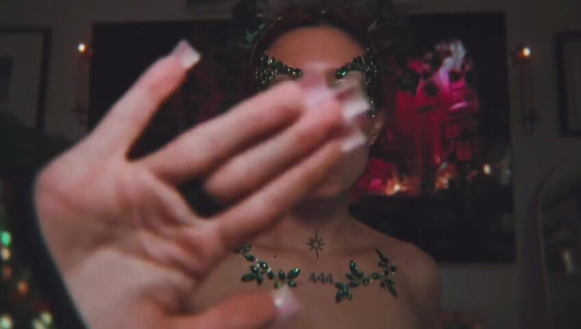 Elle Marz | Poison Ivy wants a kiss