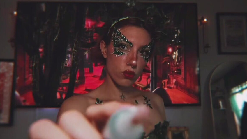 Elle Marz | Poison Ivy wants a kiss