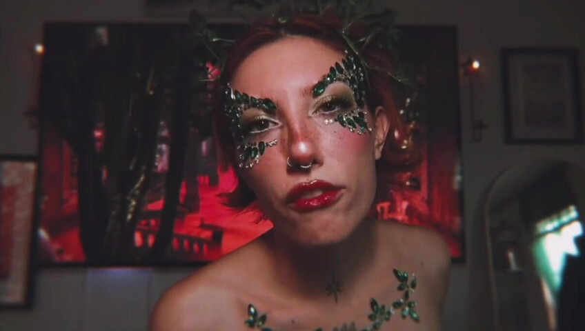 Elle Marz | Poison Ivy wants a kiss