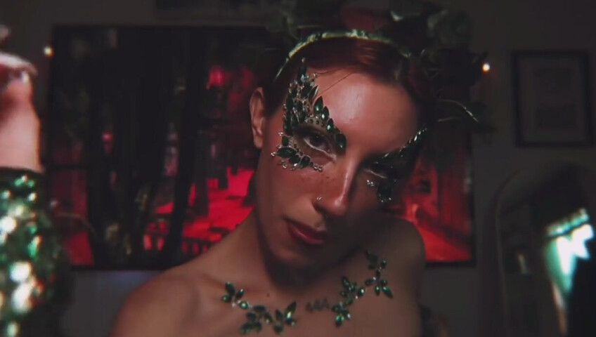 Elle Marz | Poison Ivy wants a kiss