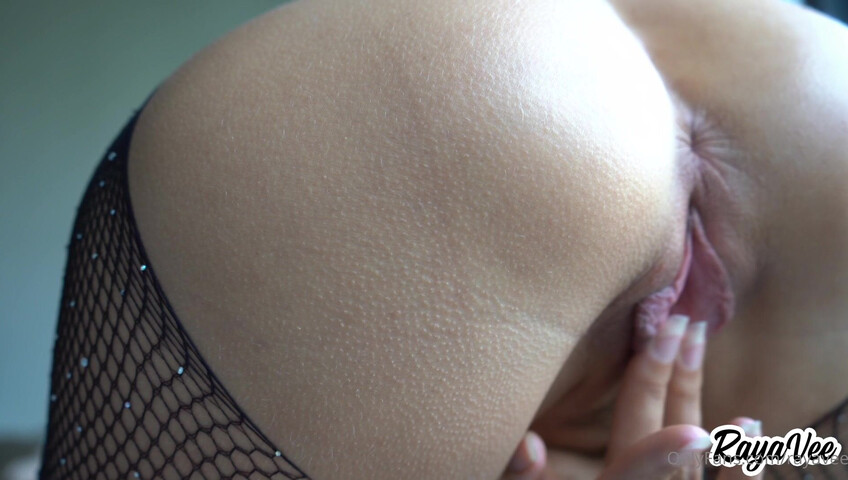 Rayavee - Having Fun on a Dildo