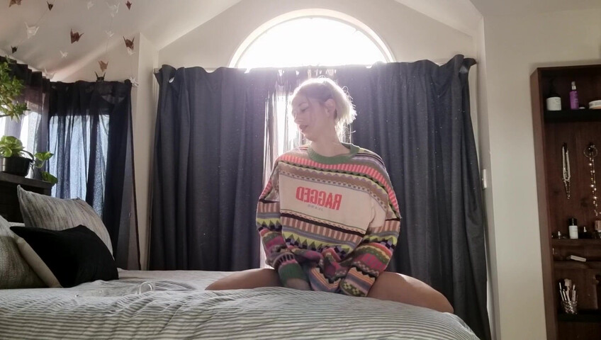 Miss Alice - Handjob on bed