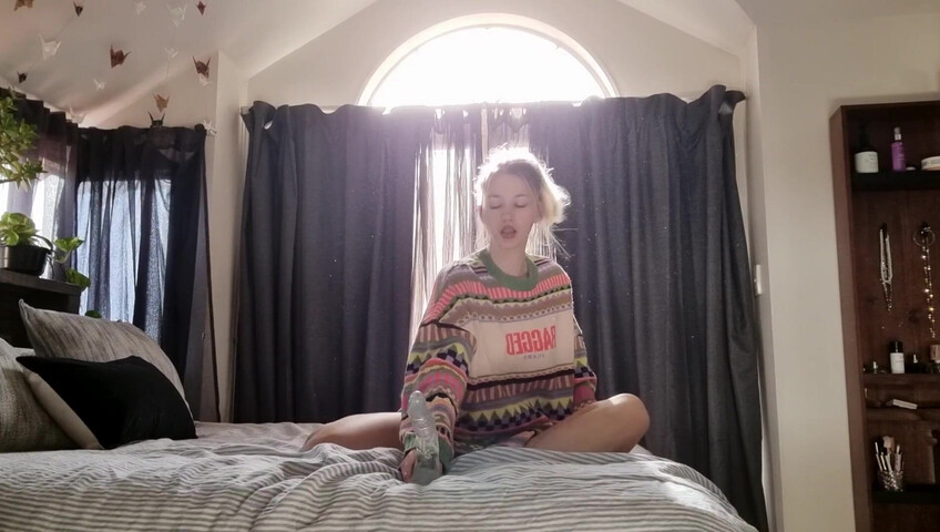 Miss Alice - Handjob on bed