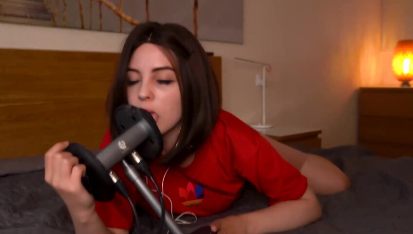 Moona ASMR - Licking In Yoga Leggings