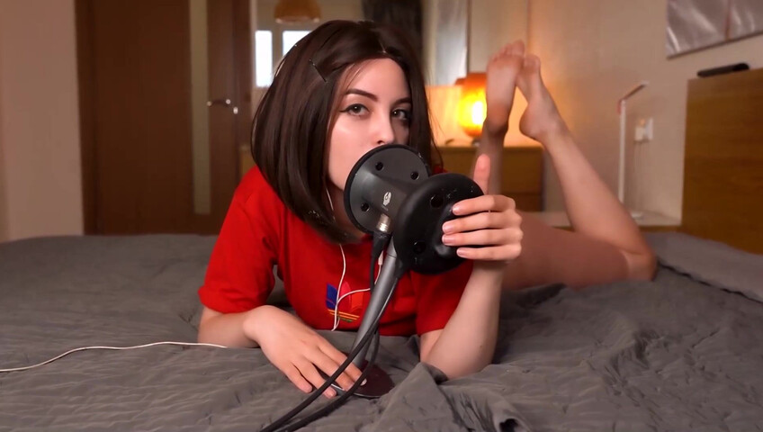 Moona ASMR - Licking In Yoga Leggings