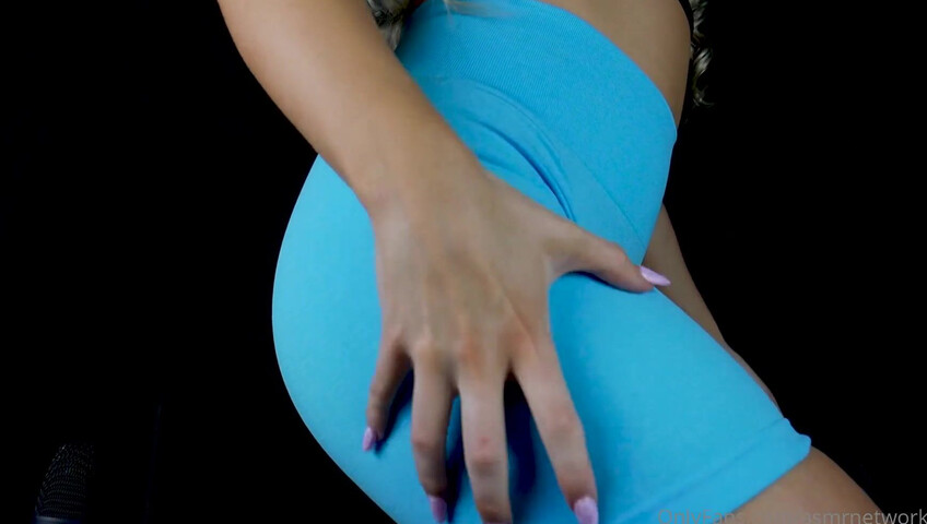 Fit Chick Amy - Yoga Pants Scratch