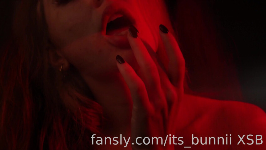 Its_Bunnii - Prop ASMR in a Towel