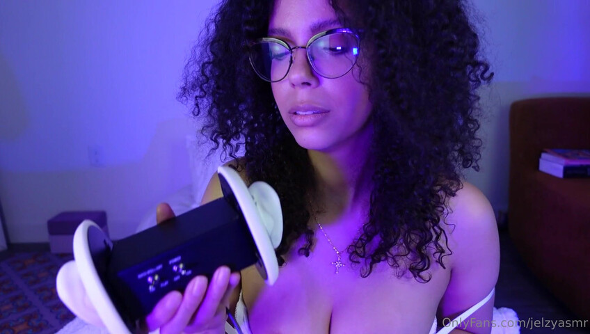 Jelzy ASMR - 31 March 2023 - Ass Closeup - Ear Eating