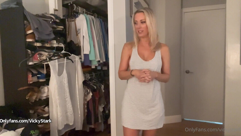 Vicky Stark - 17 October 2021 - Beach cover-up try on