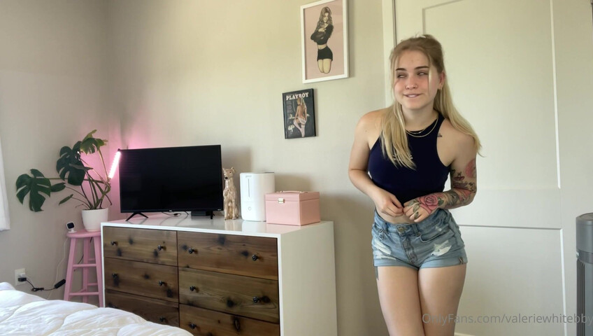 valeriewhitebby - Your step sister catches you in her room so she humiliates y..