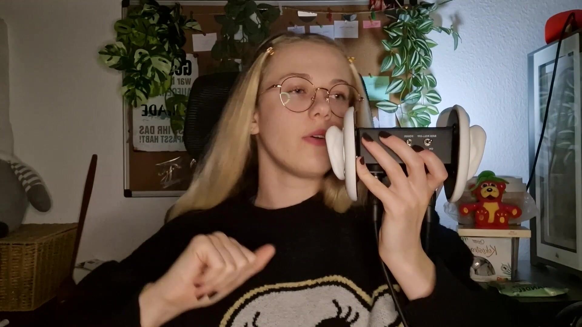 Lym's Cozy ASMR - [Exclusive] Side view ear eating & tongue fluttering (Patreon)