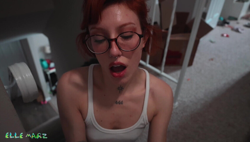 Elle Marz - PeePee comparison w bbsitter